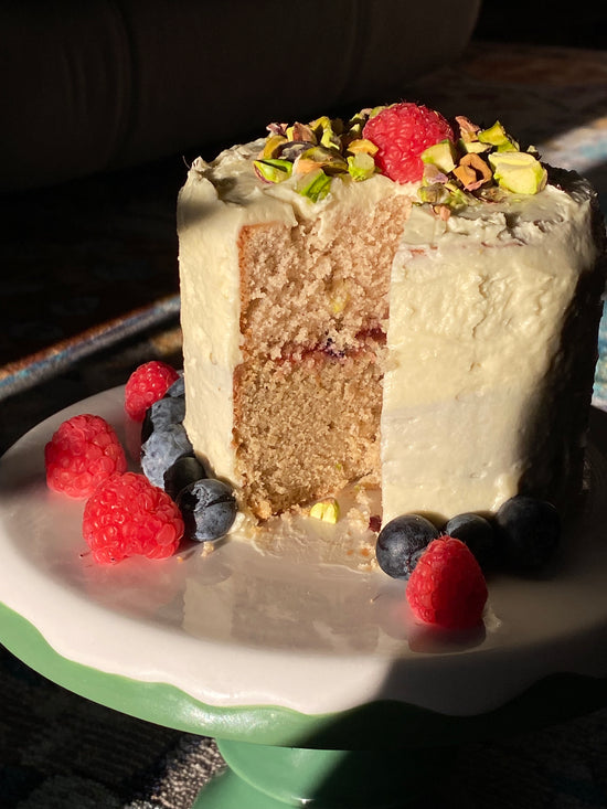 pistachio cream cake recipe with pistachios, wedding cake, fancy cake with pistachio cream